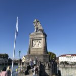 Die Löwenstatue bewacht den Hafen und die daran angrenzende Innenstadt.