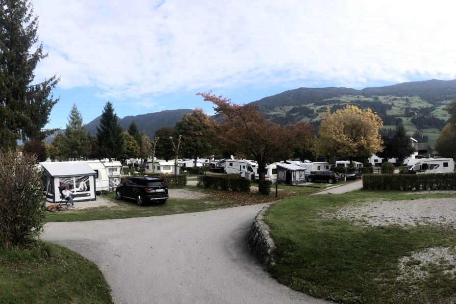 Zu sehen ist ein Weitwinkel-Bild des Campingplatzes Natürlich Hell in Österreich.