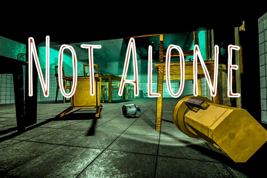 Zu sehen ist der Schriftzug Not Alone des gleichnamigen Indie-Horrorspiels. Der Hintergrund des Bildes ist eine Szene in der der Protagonist unter einem Tisch kauert und mit einer Taschenlampe den Rest des Raums beleuchtet.